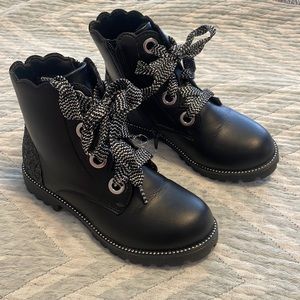 Girls black zipper boot
